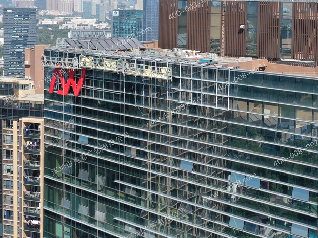 酒店標識吊籃施工現場(chǎng)